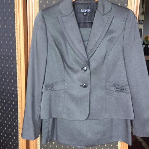 Two piece suit - Picture 1 of 2